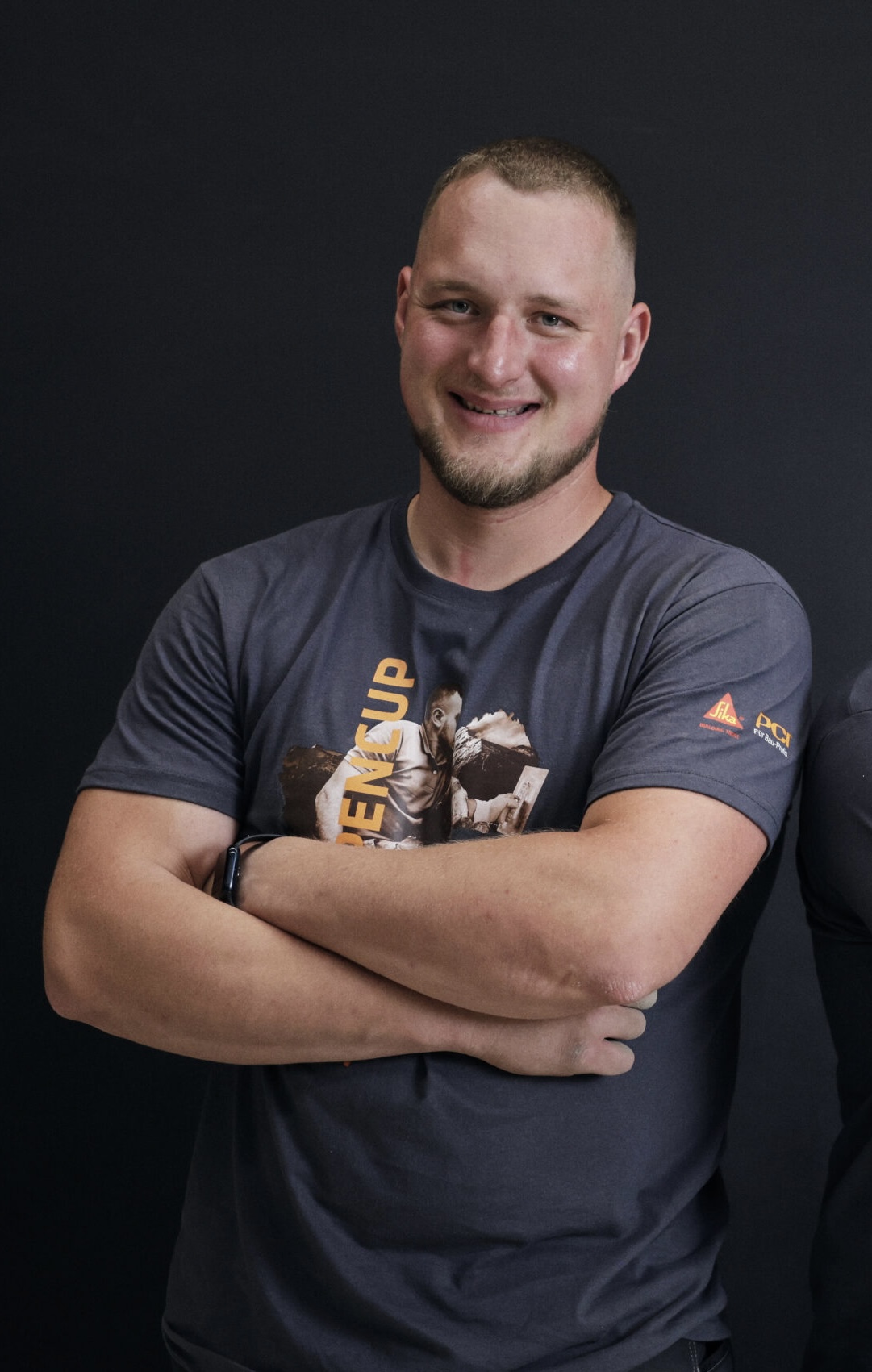 Detail práce při pokládce obkladu